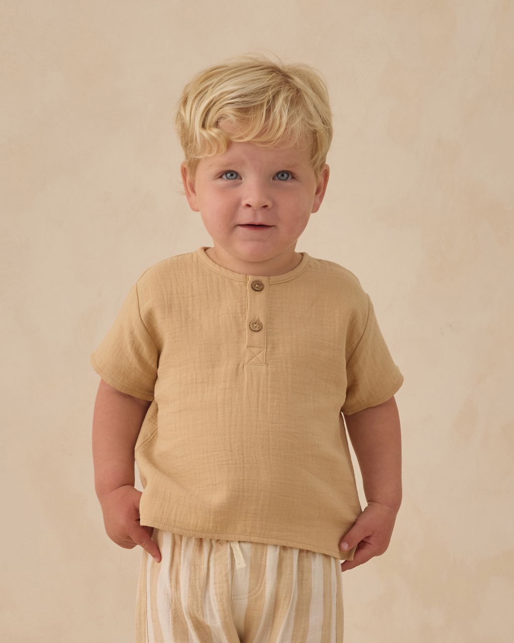 Boxy Fit Organic Cotton Gauze Shirt with Button Front in Butterscotch